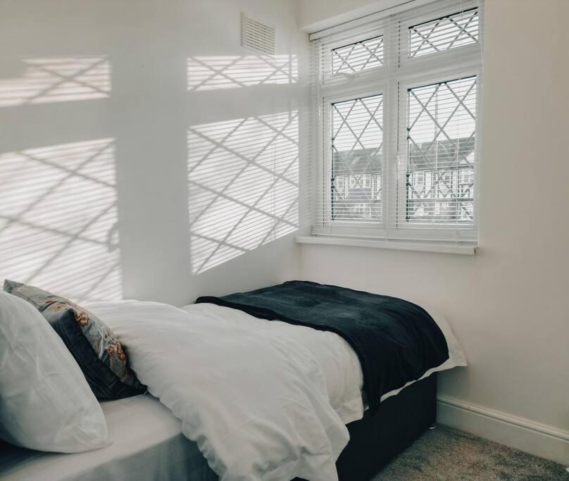 Homely & Peaceful Living Space Morden  Esterno foto