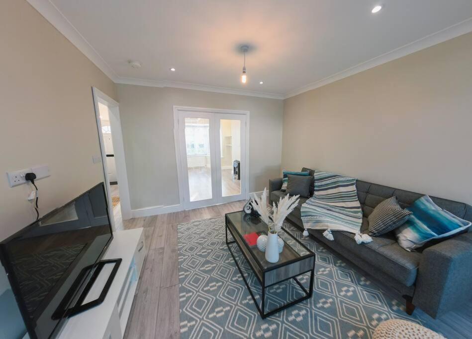 Homely & Peaceful Living Space Morden  Esterno foto