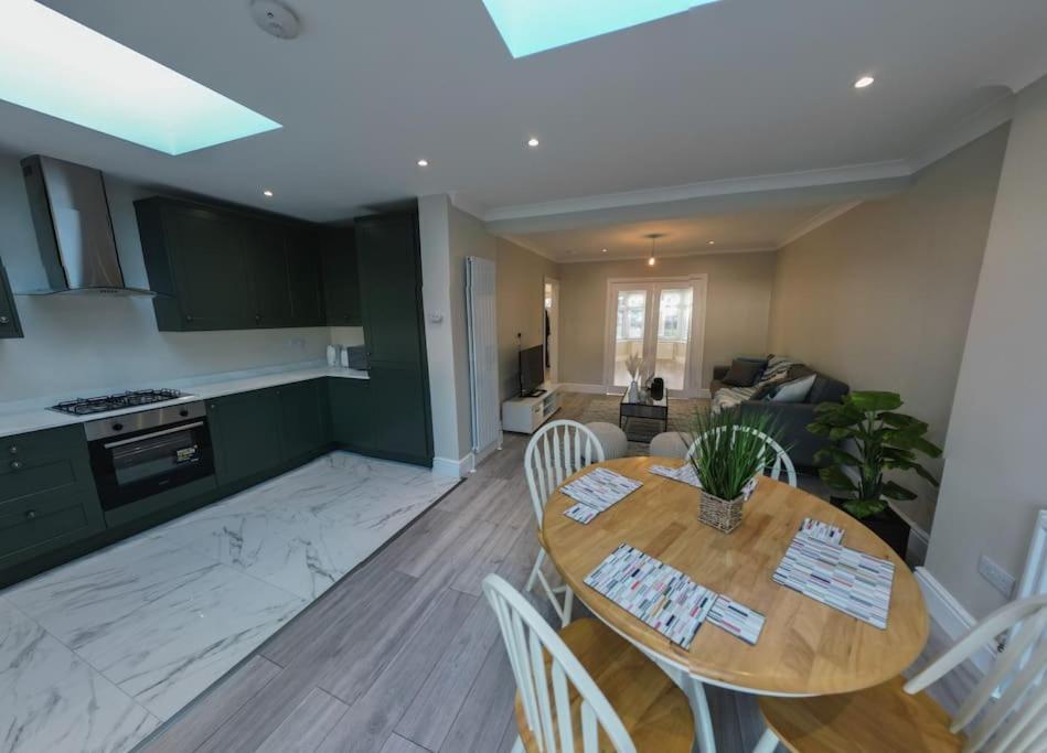 Homely & Peaceful Living Space Morden  Esterno foto
